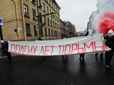 У Санкт-Петербурзі затримали активістів, які "вітали" Путіна з днем народження