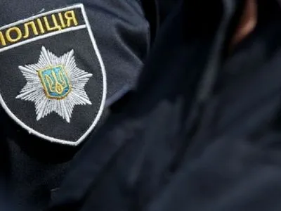 Нетверезий чоловік на Київщині вдарив в обличчя жінку-поліцейського