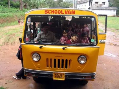 В Індії шкільний автобус зіткнувся з вантажівкою: 20 дітей отримали поранення