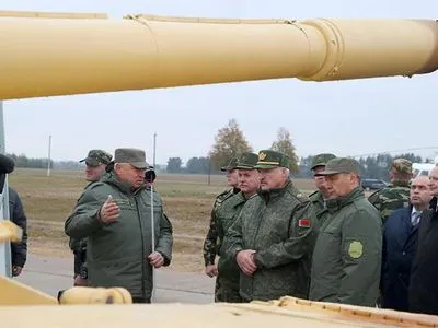 Лукашенко пообіцяв роздати зброю у кожну сім'ю у Білорусі в разі війни