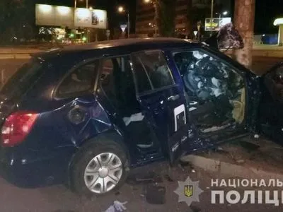 В Киеве пьяный таксист влетел в электроопору: погиб пассажир