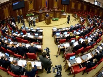Більшість депутатів парламенту Вірменії висловилася за дострокові вибори в грудні