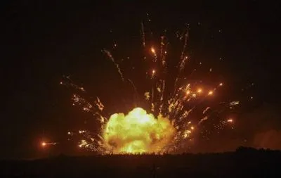 Генштаб: взрывы на складе боеприпасов под Ичней становятся все реже