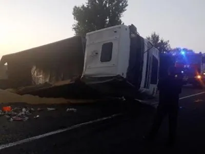 В Черкасской области грузовик перевернулся в кювет