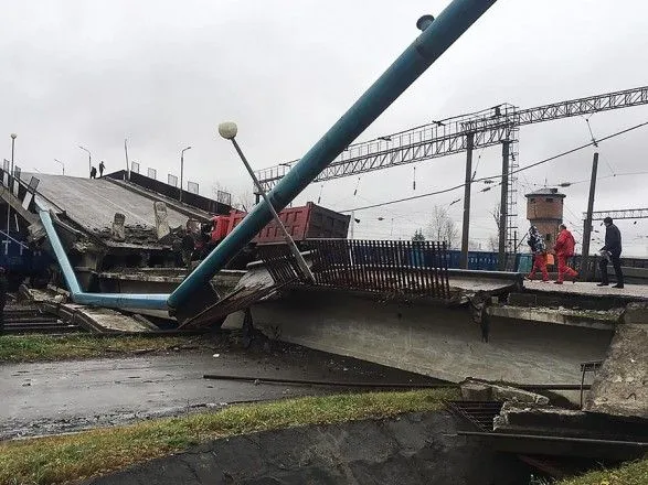 В России мост вместе с грузовиком упал на железнодорожные пути