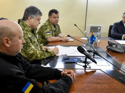 Президент вызвал к себе силовиков из-за взрывов на арсенале в Черниговской области