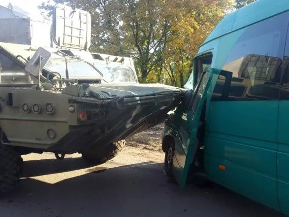 В Днепропетровской области столкнулись маршрутка и военное авто: есть пострадавшие