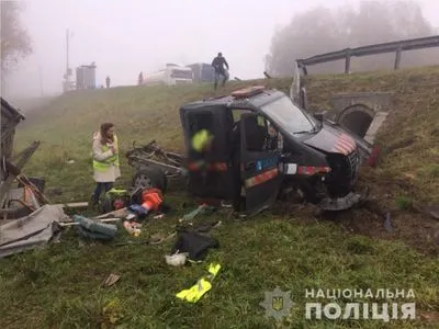 На трассе "Киев-Чоп" произошло ДТП: один человек погиб, шестеро травмированы