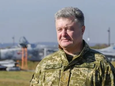 Порошенко поручил предоставить список уволенных генералов после пожара на арсенале
