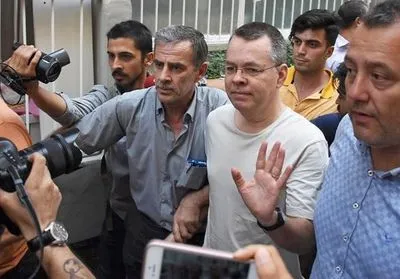 Звільнений судом у Туреччині пастор Брансон прибув в аеропорт