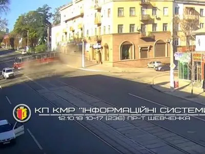 В Каменском трамвай сошел с рельсов и врезался в припаркованные авто