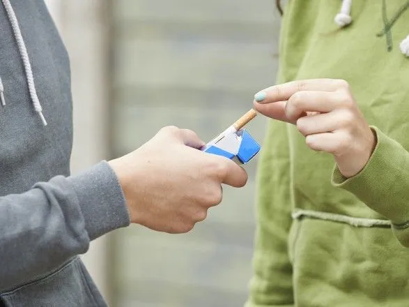 В Украине около 15% несовершеннолетних курят сигареты - исследование