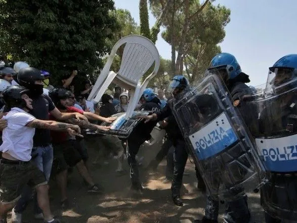 Итальянские студенты сожгли чучела вице-премьеров во время протестов