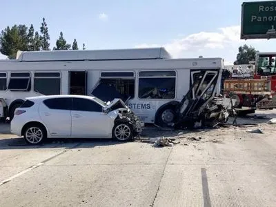 Fox: 40 человек пострадали в ДТП с автобусом в Калифорнии
