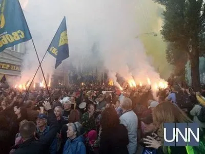 Во время марша УПА в Киеве массово зажгли файеры и дымовухи