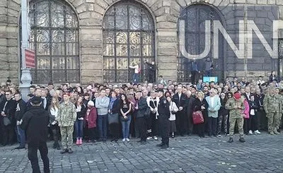 "Марш защитников Украины": по центру Львова прошли более тысячи военных