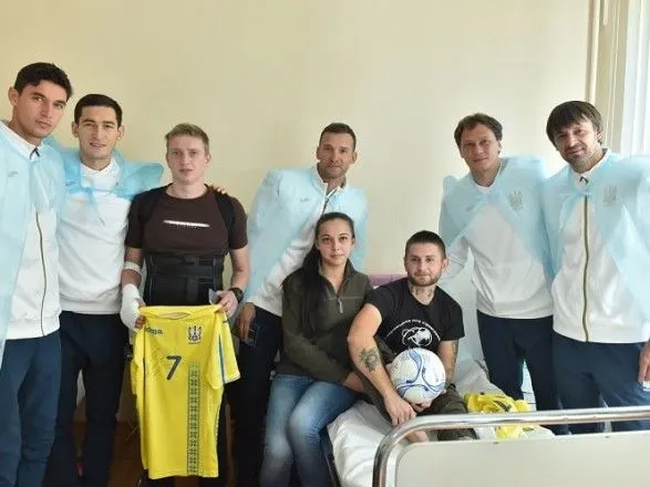 treneri-i-futbolisti-zbirnoyi-ukrayini-privitali-voyiniv-z-dnem-zakhisnika