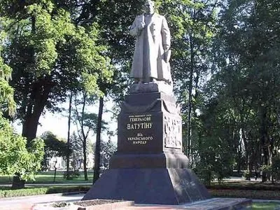 У Маріїнському парку націоналісти збираються пошкодити радянські пам'ятники
