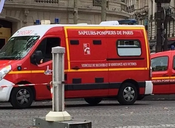 У Парижі на пішохідному переході будівельна машина насмерть збила 2-річну дитину