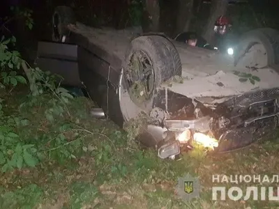 Во Львовской области перевернулся Mercedes: один человек погиб, двое травмированы