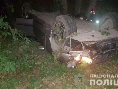 Во Львовской области перевернулся Mercedes: один человек погиб, двое травмированы