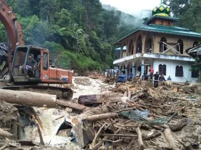 В Индонезии обрушился школа: 20 погибших