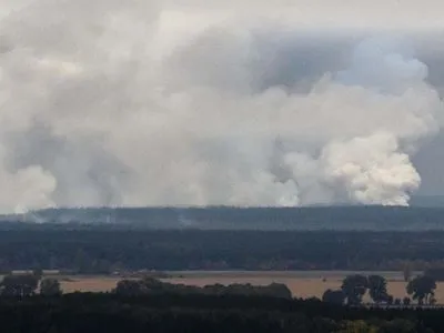 ДСНС: триває ліквідація наслідків пожежі на території арсеналу у Чернігівській області