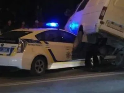 ДТП у Тернополі: авто поліції опинилося під мікроавтобусом