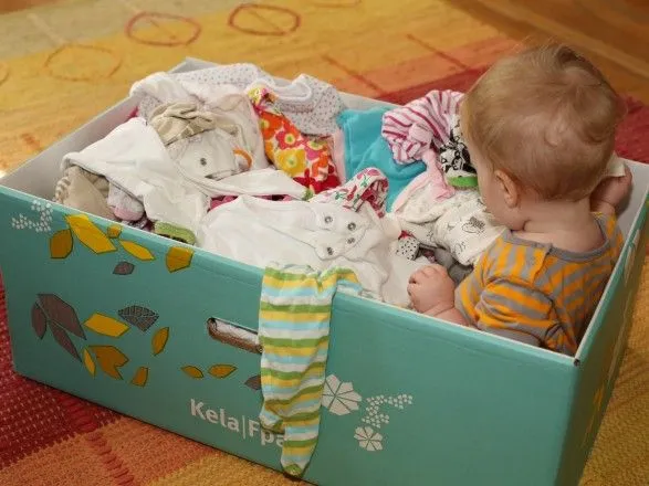 По областям Украины направили 30 тысяч "пакетов малыша": кто может их получить
