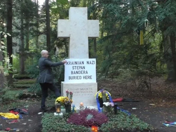 Пропагандист Филлипс повесил баннер на могилу Бандеры в Мюнхене