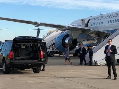 Самолет Мелании Трамп совершил вынужденную посадку из-за неисправности