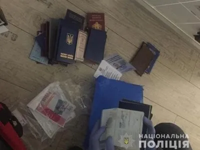 Киевлянина поймали на подделке документов, хранении оружия и наркотиков