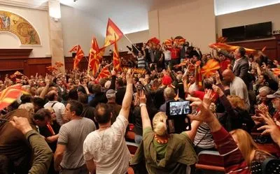Парламент Македонии поддержал поправку к конституции об изменении названия страны