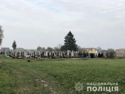 Во Львовской области на сельском кладбище нашли мертвого младенца