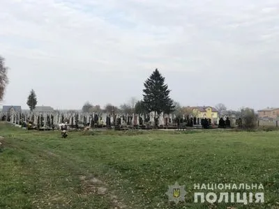 У Львівській області на сільському кладовищі знайшли мертве немовля