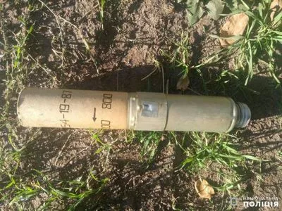 На Донеччині хлопчик знайшов ракету і приніс додому показати батьку