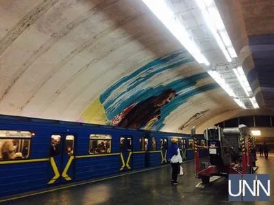 Станцию ​​метро "Осокорки" в Киеве уже украсил ряд ярких рисунков