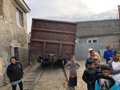 В Ужгороді товарний потяг зійшов з рейок: вагон похилився біля будинку