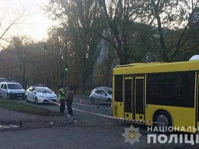 В Киеве автобус переехал избитого мужчину