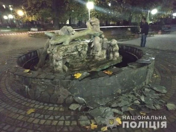Во Львовской области в фонтан бросили взрывчатку: полиция задержала пьяного мужчину