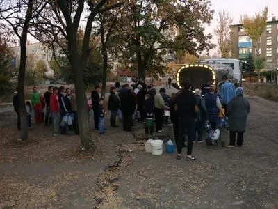 Авария на водопроводе: в Торецк подвезли уже более 100 кубов питьевой воды