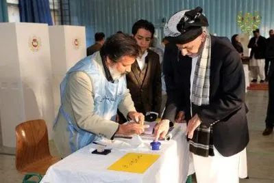 Выборы в Афганистане: смертник подорвал себя перед избирательным участком в школе