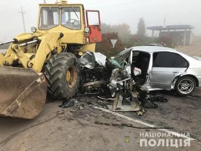 В Херсонской области автомобиль с четырьмя пассажирами влетел в трактор