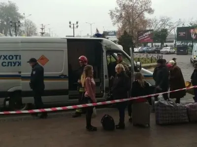 Во Львове из-за угрозы взрыва с железнодорожного вокзала эвакуировали 800 человек