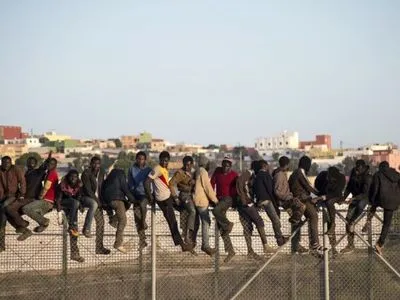 Сотні мігрантів штурмували іспанський анклав в Північній Африці: є перша жертва