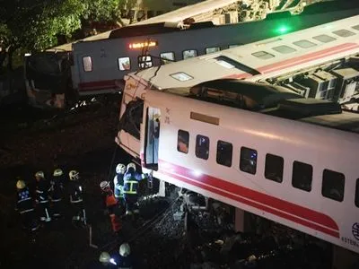 Количество жертв схода поезда с рельсов на Тайване возросло