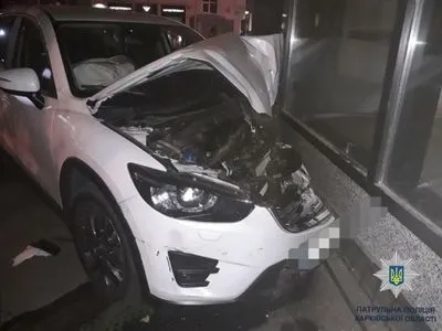 В Харькове машина врезалась в магазин