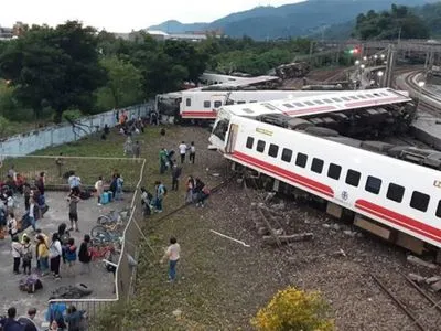 На Тайване поезд сошел с рельсов: 17 погибших, более 100 раненых