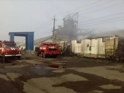 На Харківщині вже з півдоби тушать пожежу на складах з пшеницею