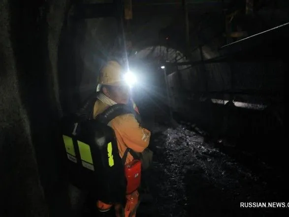 На шахті в Китаї стався гірський удар: 22 гірники заблоковані під землею